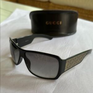 Gucci Black Sunglasses with pink crystal with GG monogram